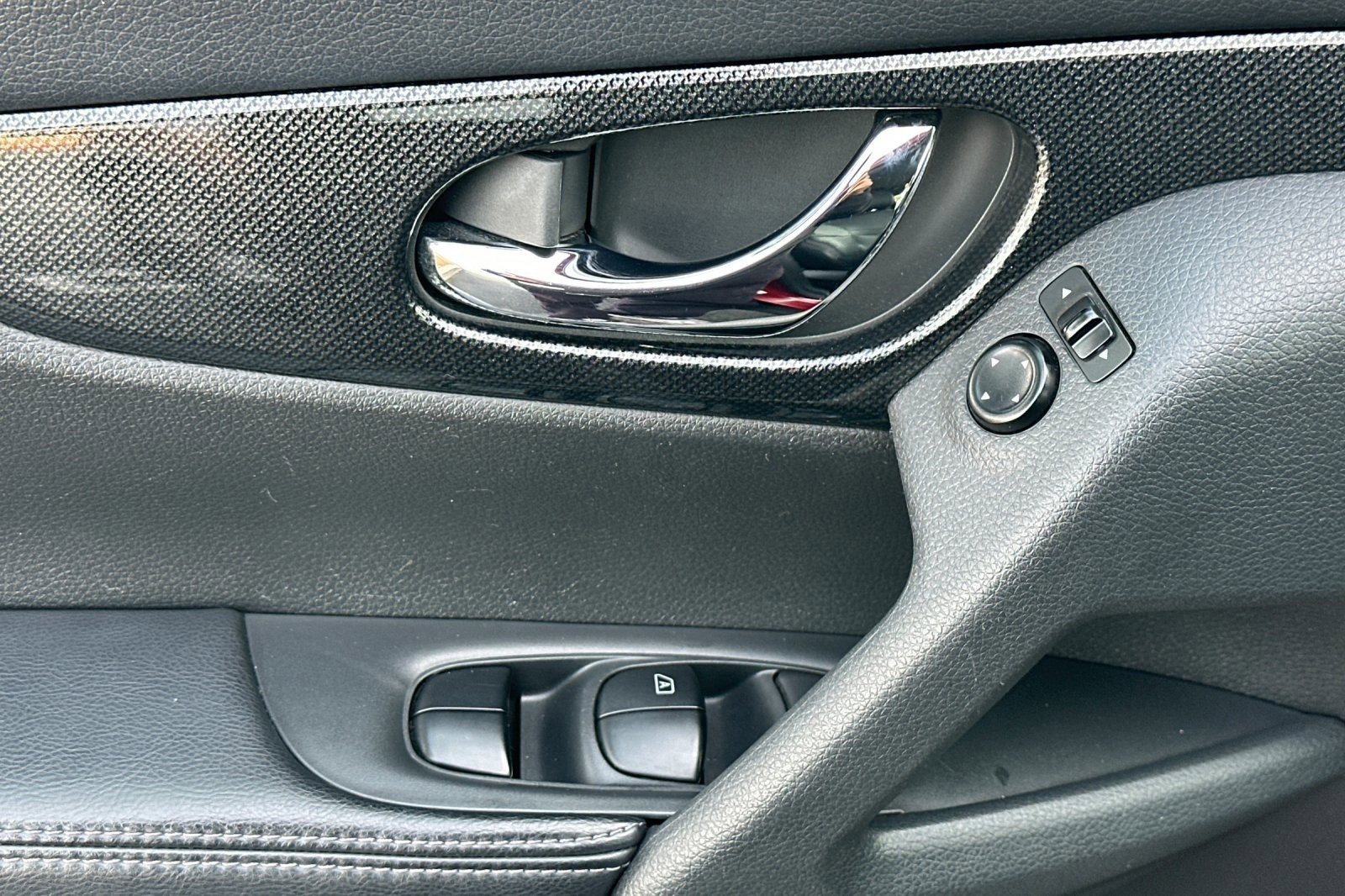 Used 2016 Nissan Rogue SL w/ SL Premium Package image 13