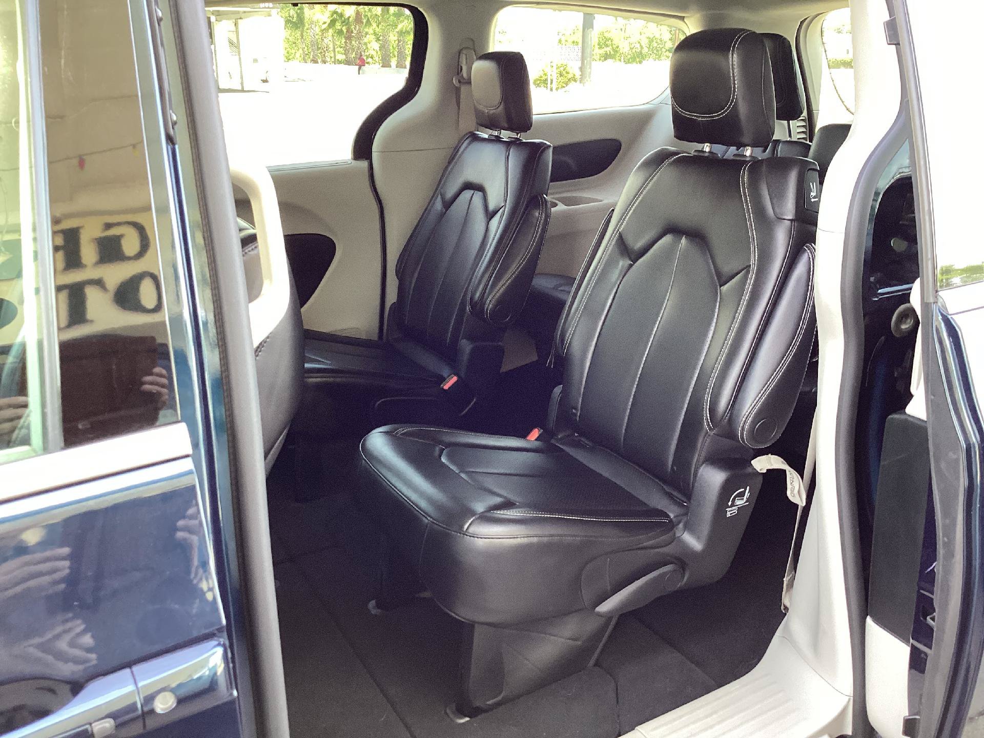 Used 2023 Chrysler Pacifica Touring-L FWD image 11