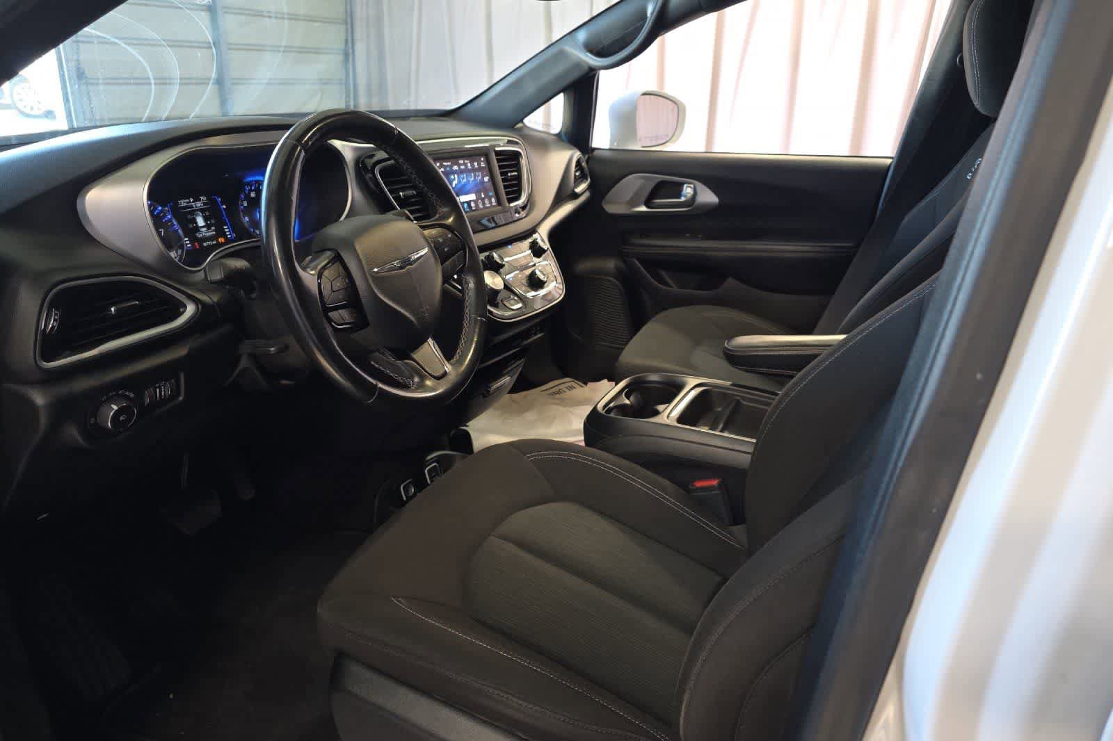 Used 2020 Chrysler Pacifica Touring w/ S Appearance Package FWD image 14