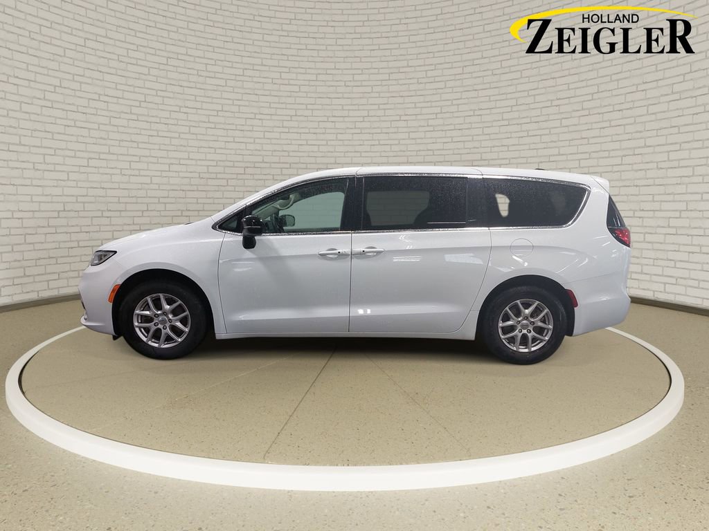 Used 2024 Chrysler Pacifica Touring-L FWD image 8