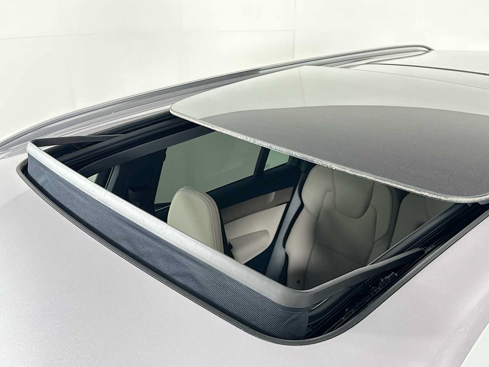 New 2026 Volvo XC90 T8 Plus w/ Protection Package Premier AWD/4WD image 19