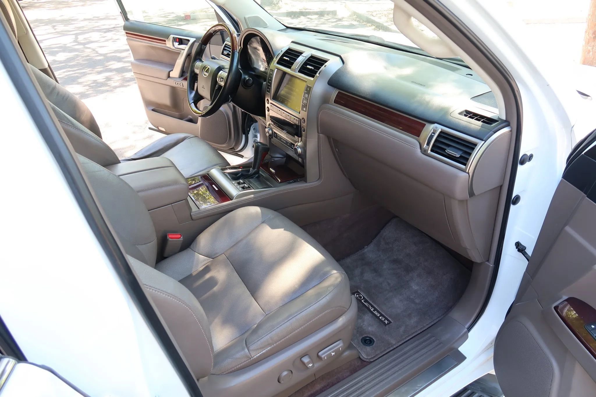 Used 2015 Lexus GX 460 w/ Premium Package AWD/4WD image 19