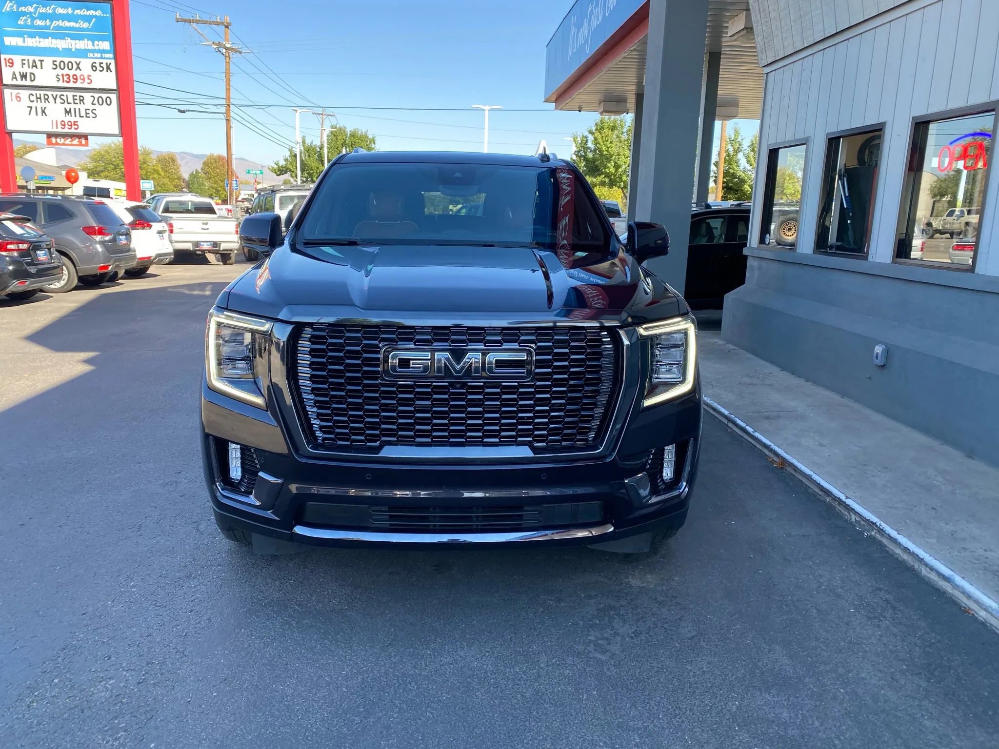 Used 2023 GMC Yukon XL Denali Ultimate image 3