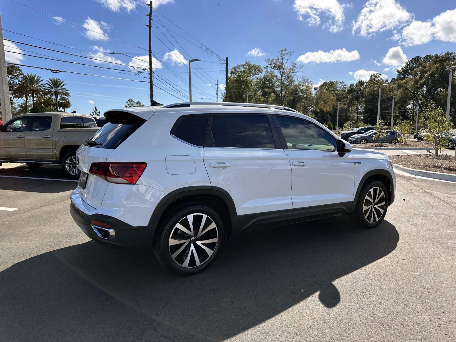 Certified 2022 Volkswagen Taos SE image 5