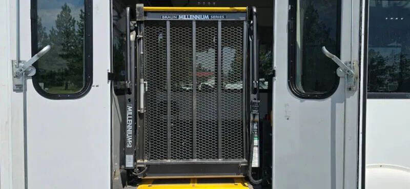 Used 2011 Ford E-450 and Econoline 450 Super Duty w/ Shuttle Bus Prep Pkg image 17