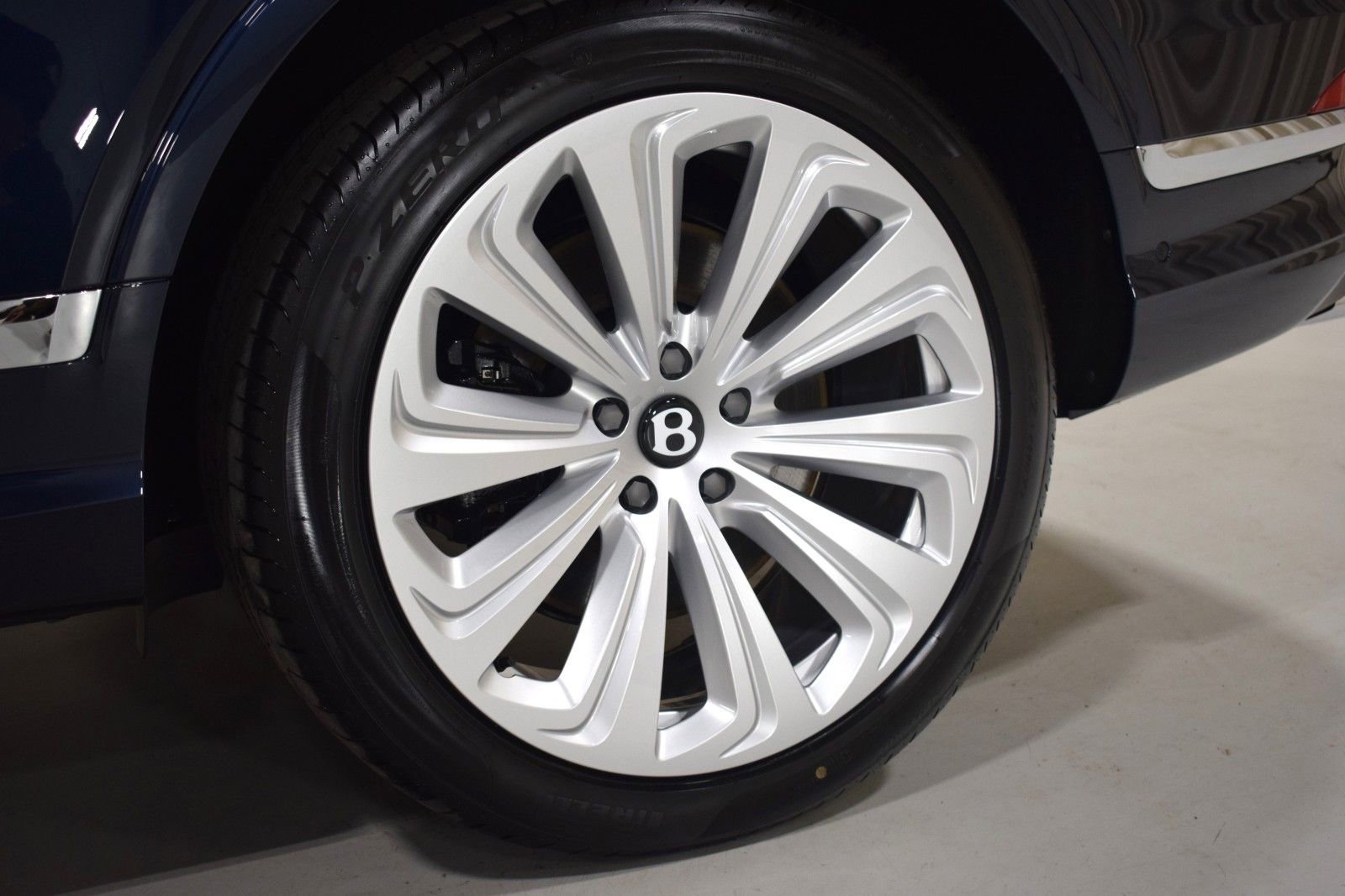 New 2025 Bentley Bentayga AWD/4WD image 18