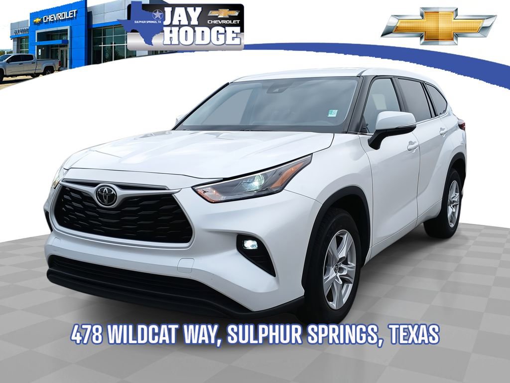 Used 2024 Toyota Highlander LE FWD image 1