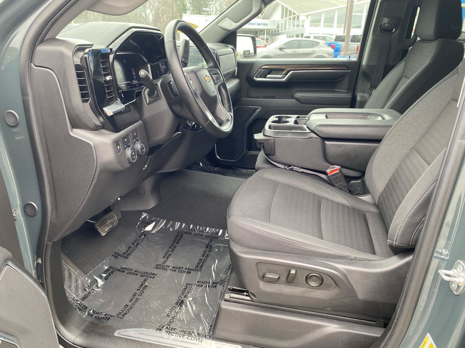 Used 2025 Chevrolet Silverado 1500 LT AWD/4WD image 13