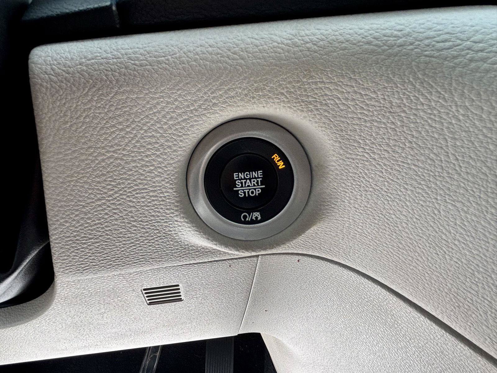 Used 2018 Chrysler Pacifica Limited FWD image 31
