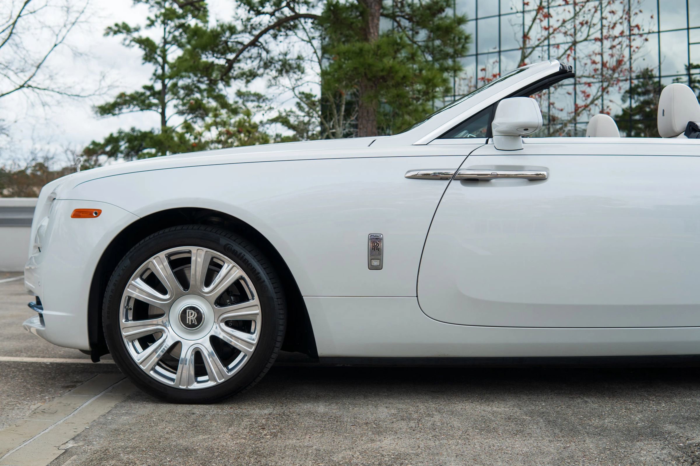 Used 2017 Rolls-Royce Dawn RWD image 39