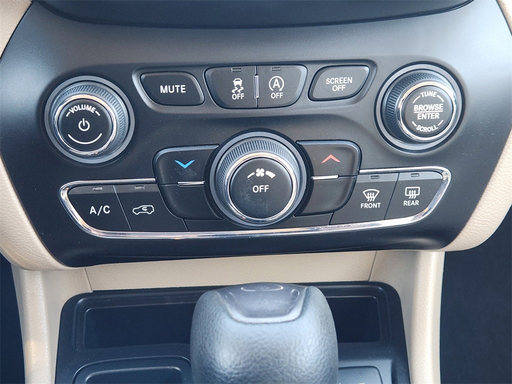 Used 2019 Jeep Cherokee Latitude w/ Popular Appearance Group image 20