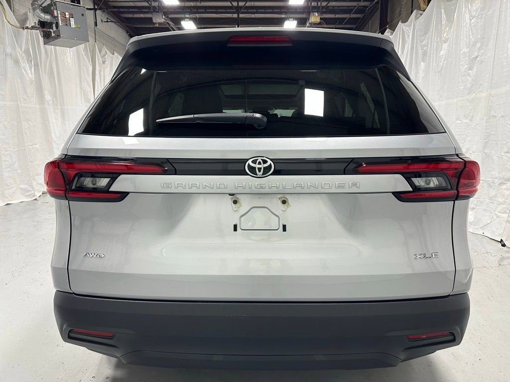 Used 2025 Toyota Grand Highlander AWD image 6