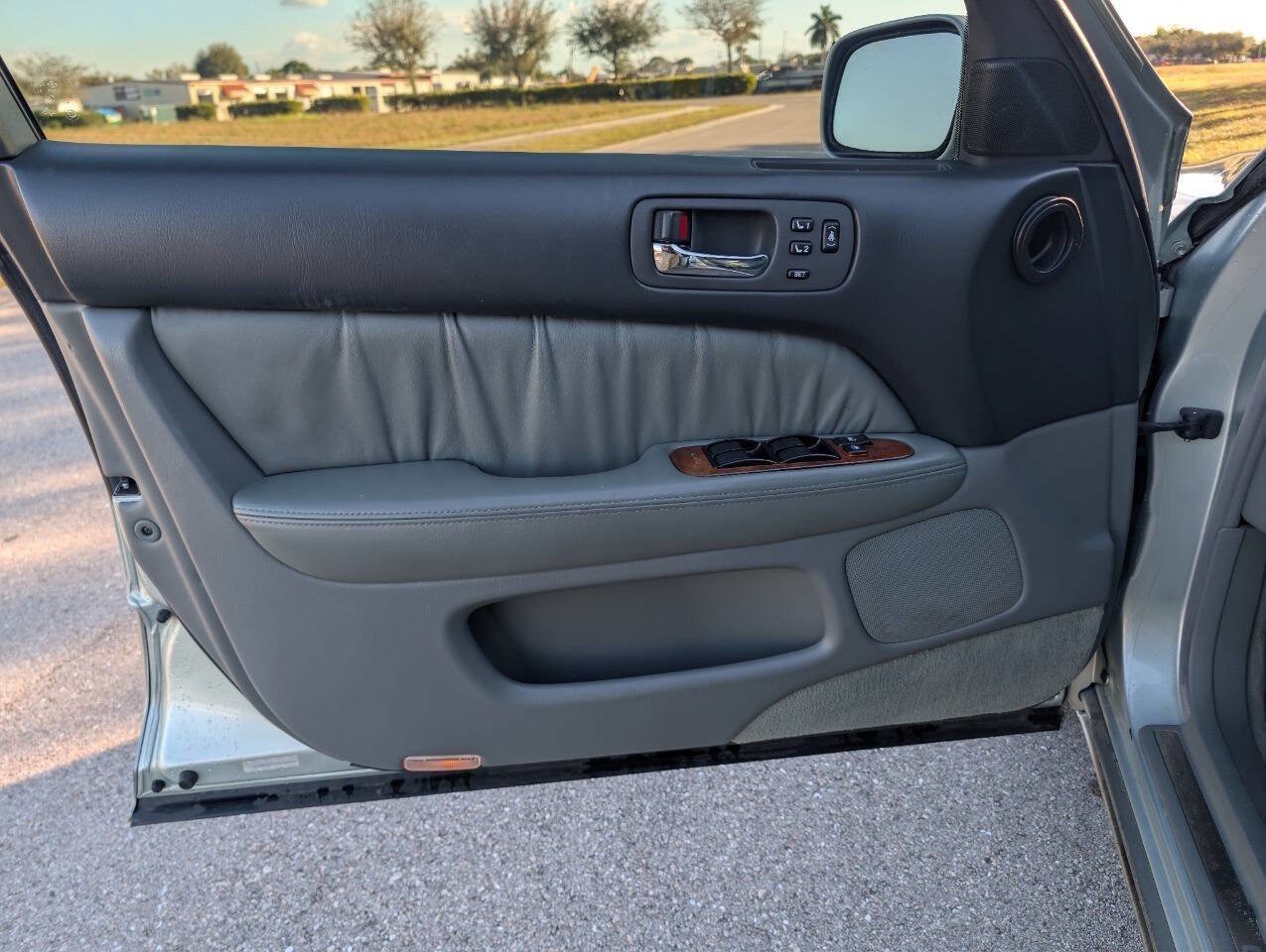 Used 1999 Lexus LS 400 image 10