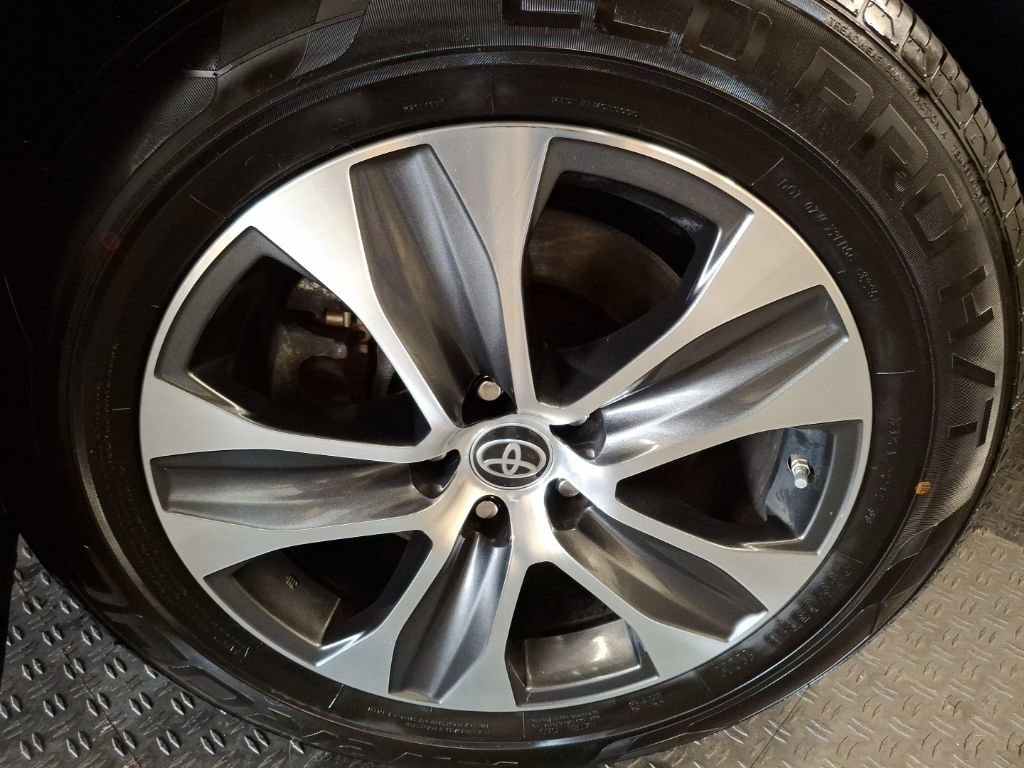 Used 2023 Toyota Highlander XLE image 4