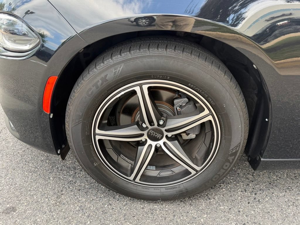 Used 2016 Dodge Charger SXT w/ Blacktop Package RWD image 13