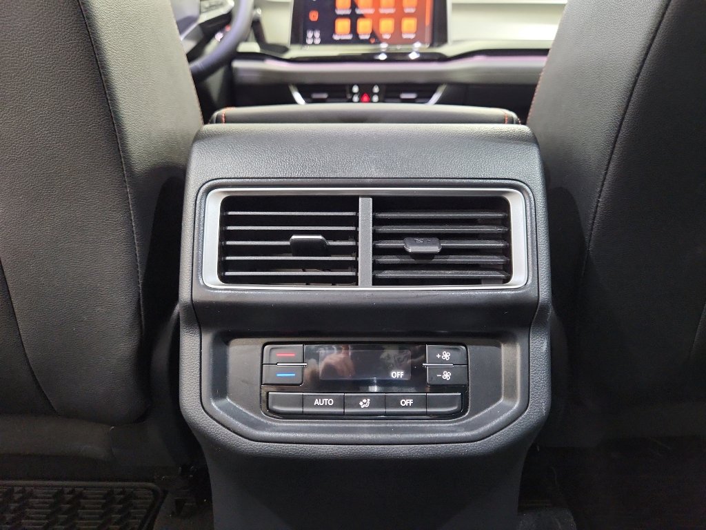 Certified 2025 Volkswagen Atlas Peak Edition SE AWD/4WD image 31
