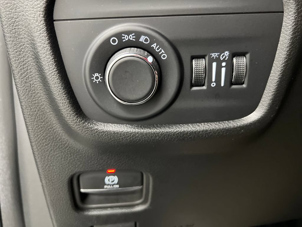 Used 2025 Jeep Grand Cherokee Altitude AWD/4WD image 46