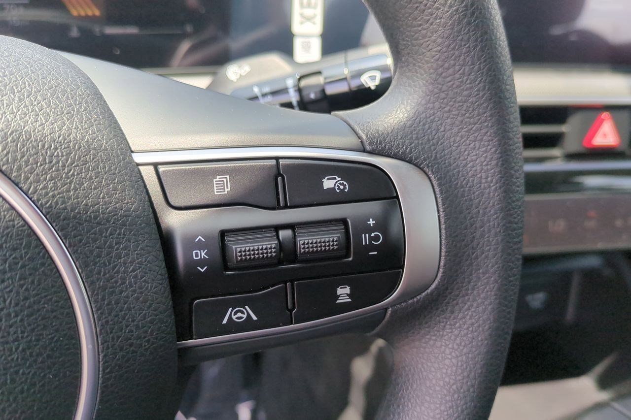 New 2025 Kia K5 LXS image 12