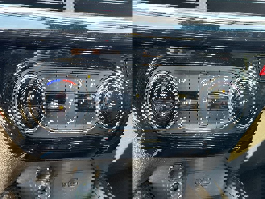 Used 2025 Chevrolet Trax RS w/ Driver Confidence Package image 22