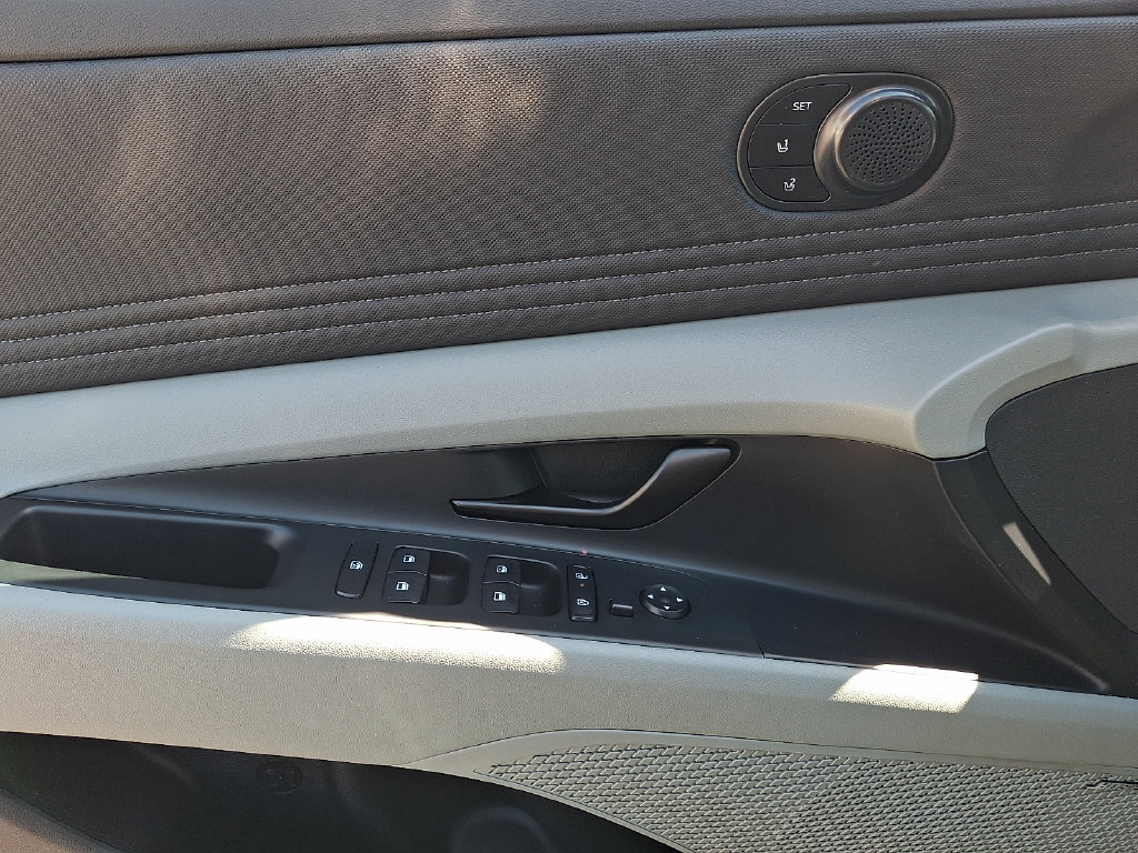 Certified 2025 Hyundai Elantra Limited FWD image 13