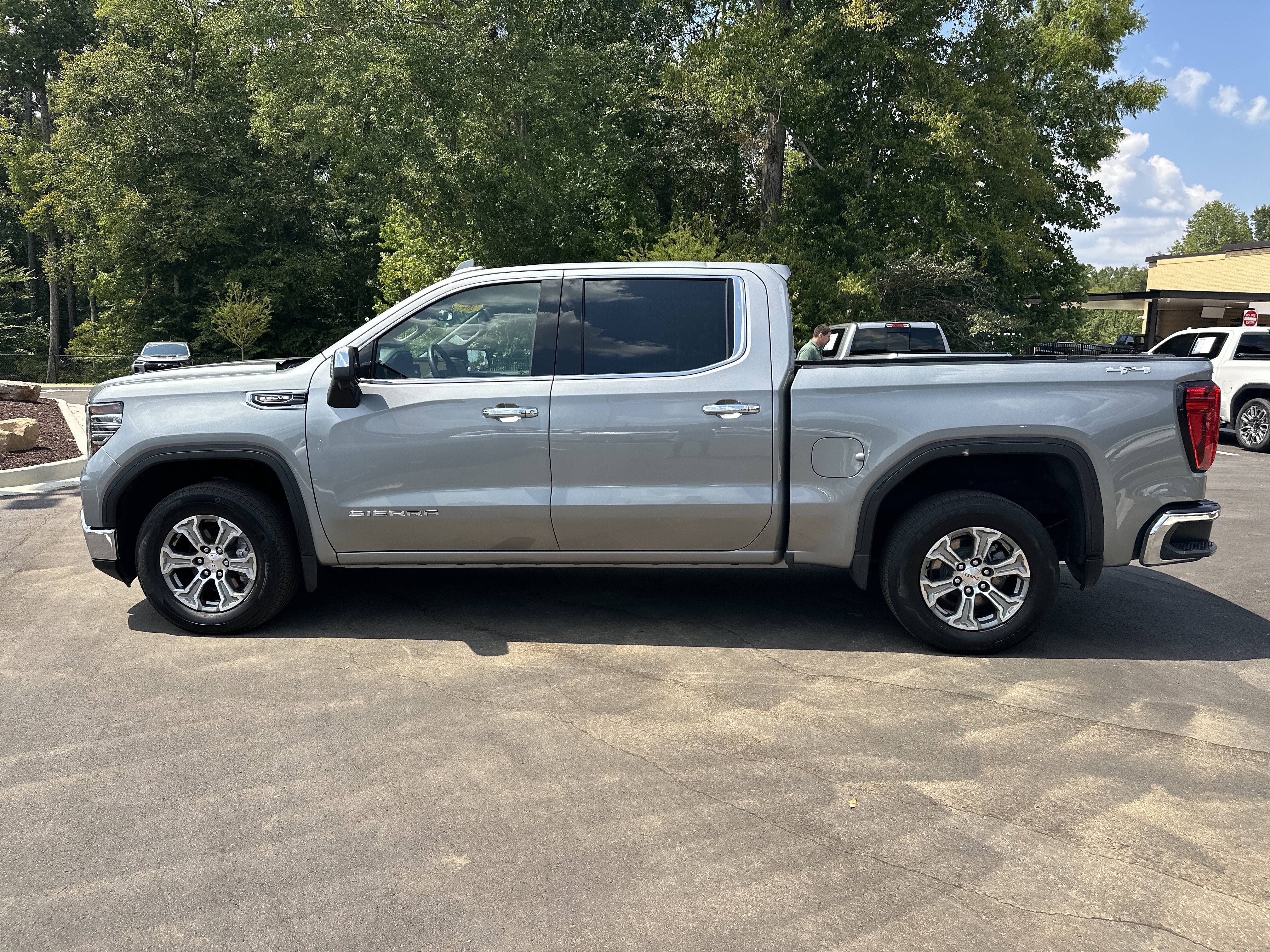Used 2025 GMC Sierra 1500 SLT AWD/4WD image 5
