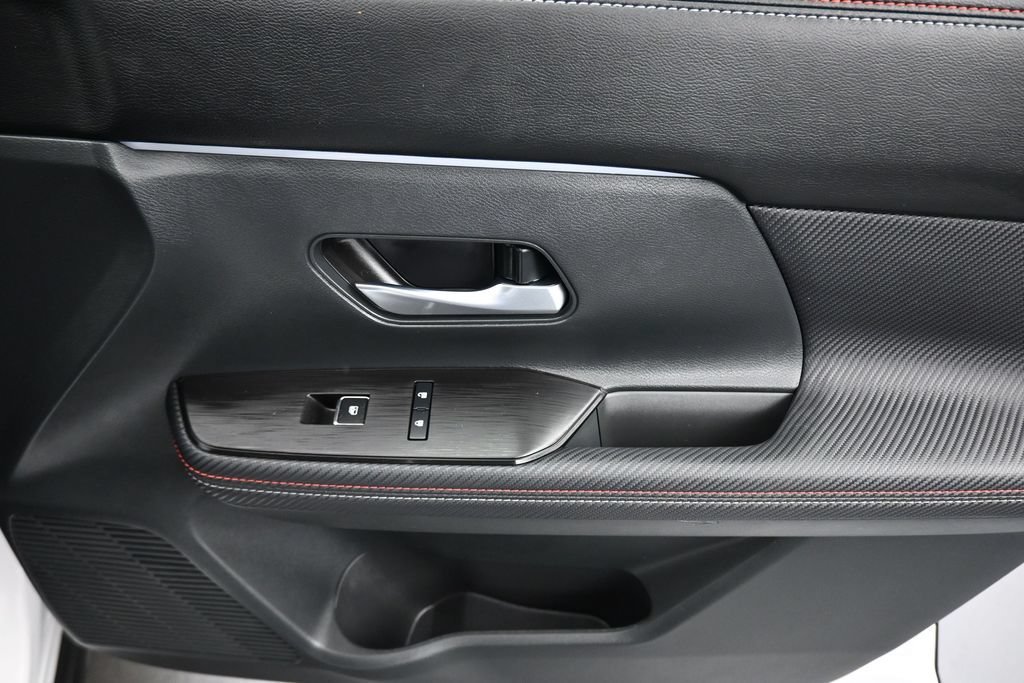 Used 2025 Nissan Kicks SR FWD image 38