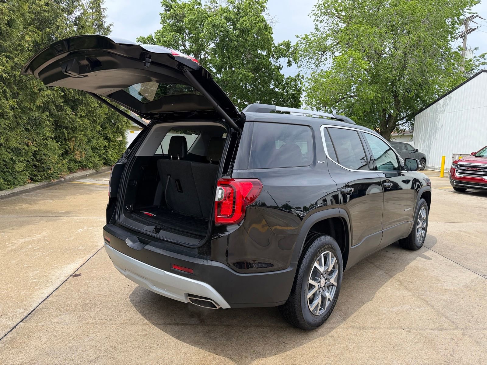 Used 2023 GMC Acadia SLT FWD image 15