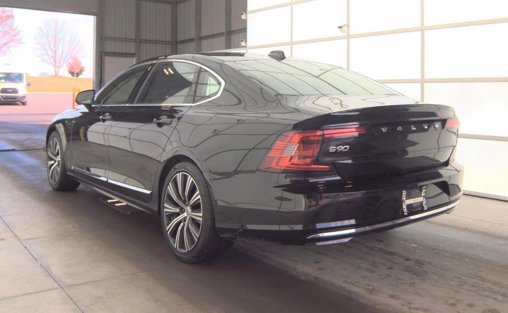 Used 2023 Volvo S90 B6 Plus image 3