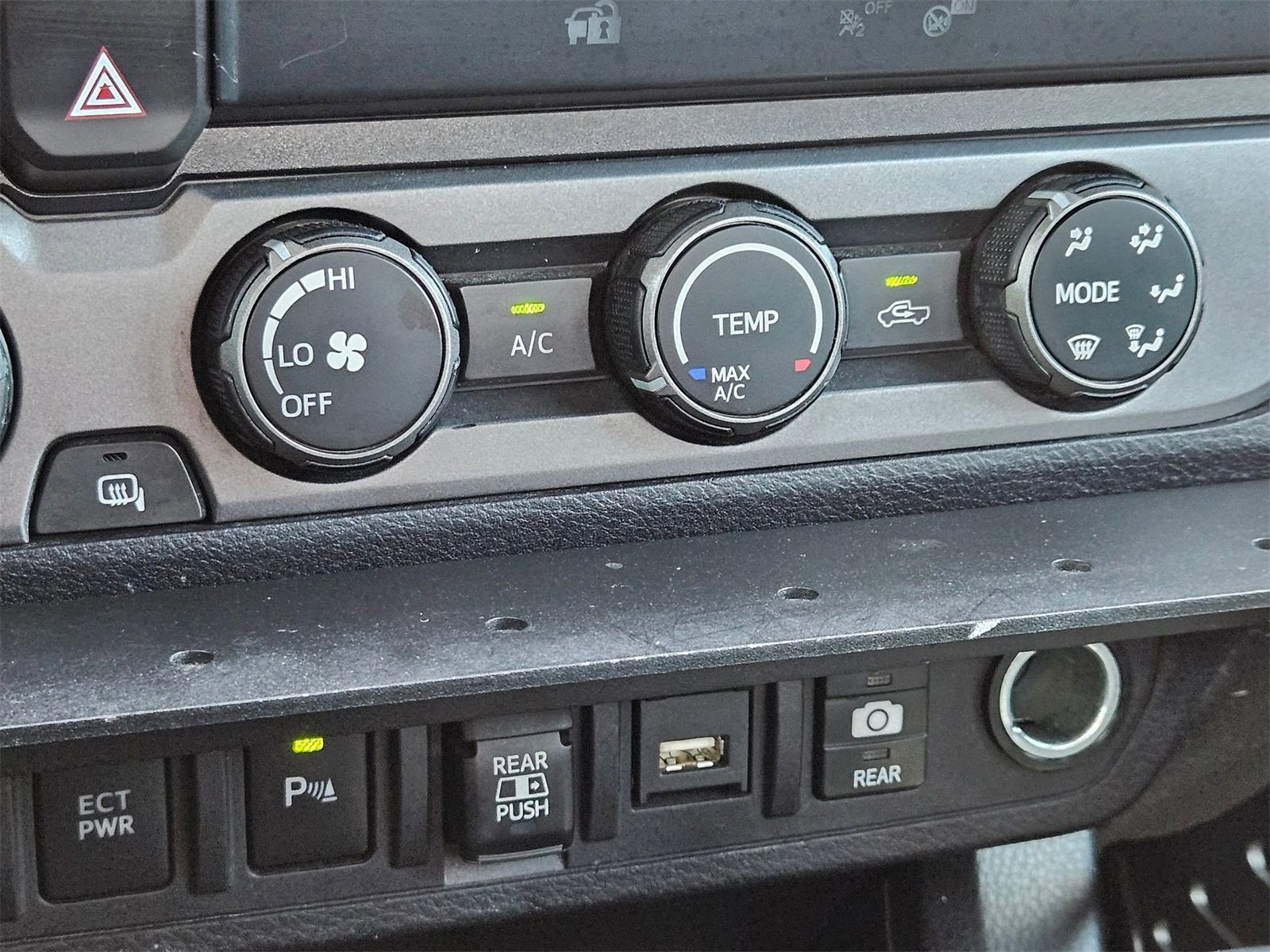 Used 2020 Toyota Tacoma TRD Off-Road w/ Technology Package image 17