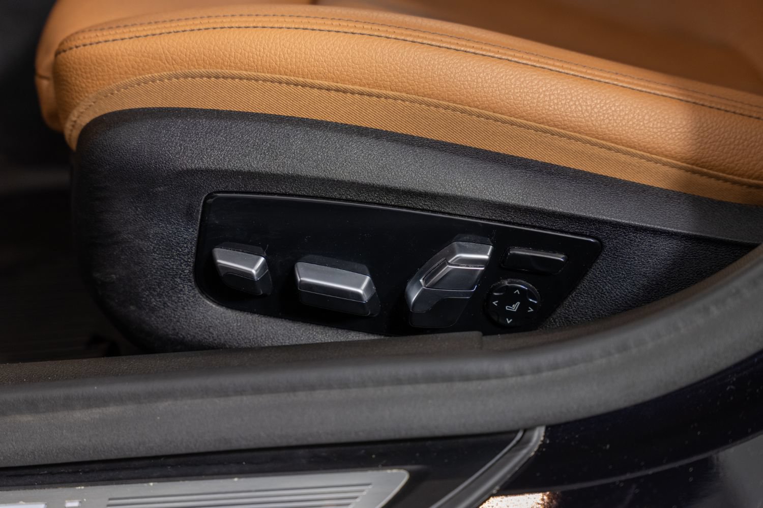 Used 2019 BMW M550i xDrive AWD/4WD image 16