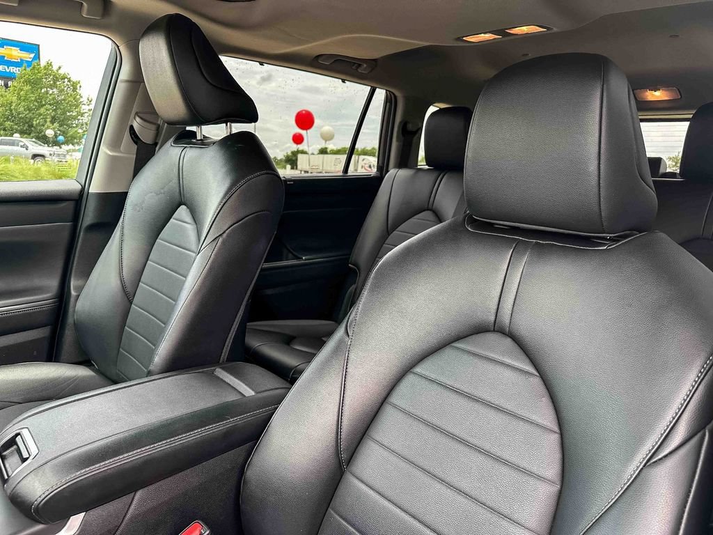 Used 2023 Toyota Highlander XLE AWD/4WD image 14