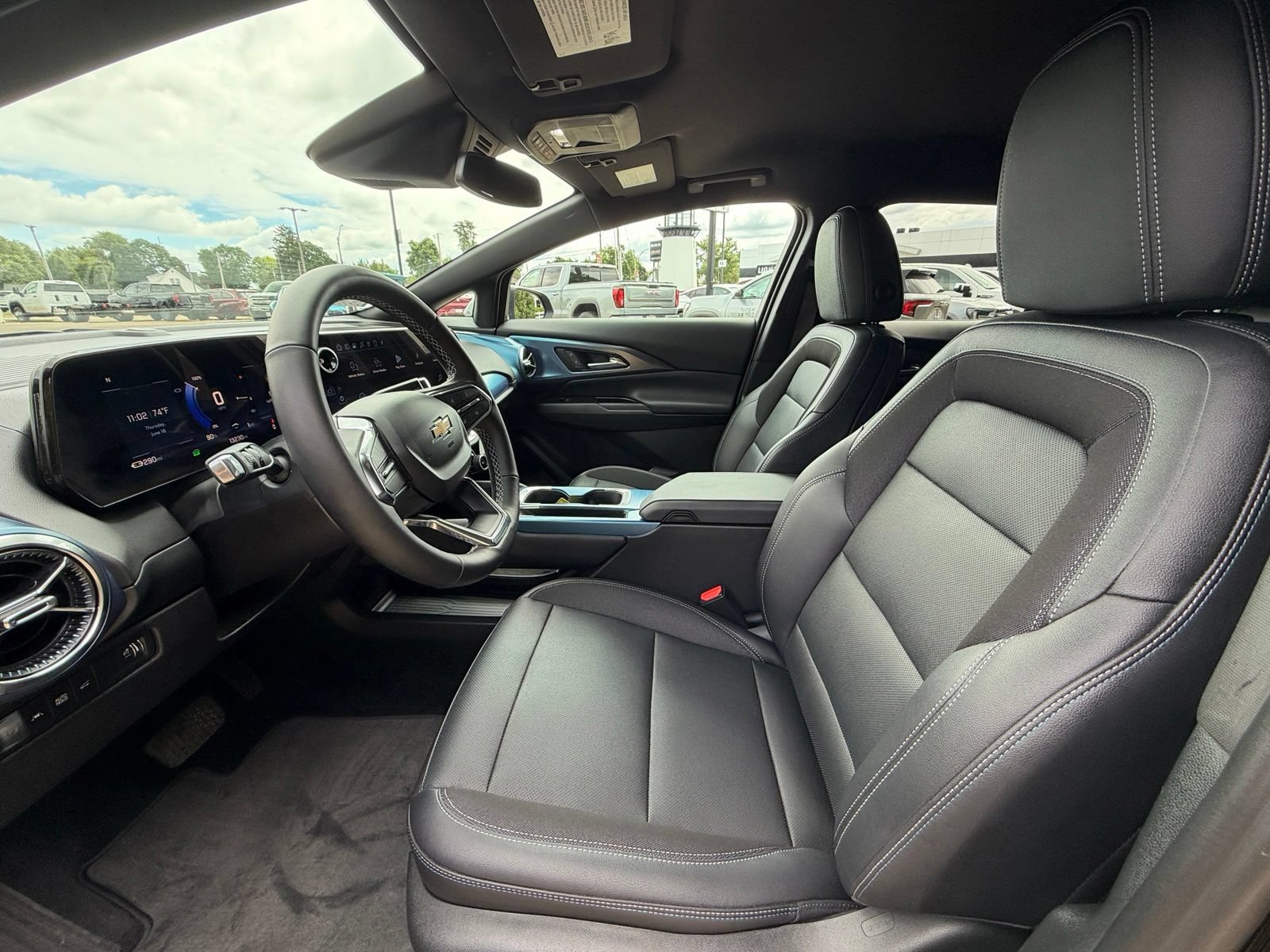 Used 2025 Chevrolet Equinox EV LT w/ Convenience Package FWD image 4