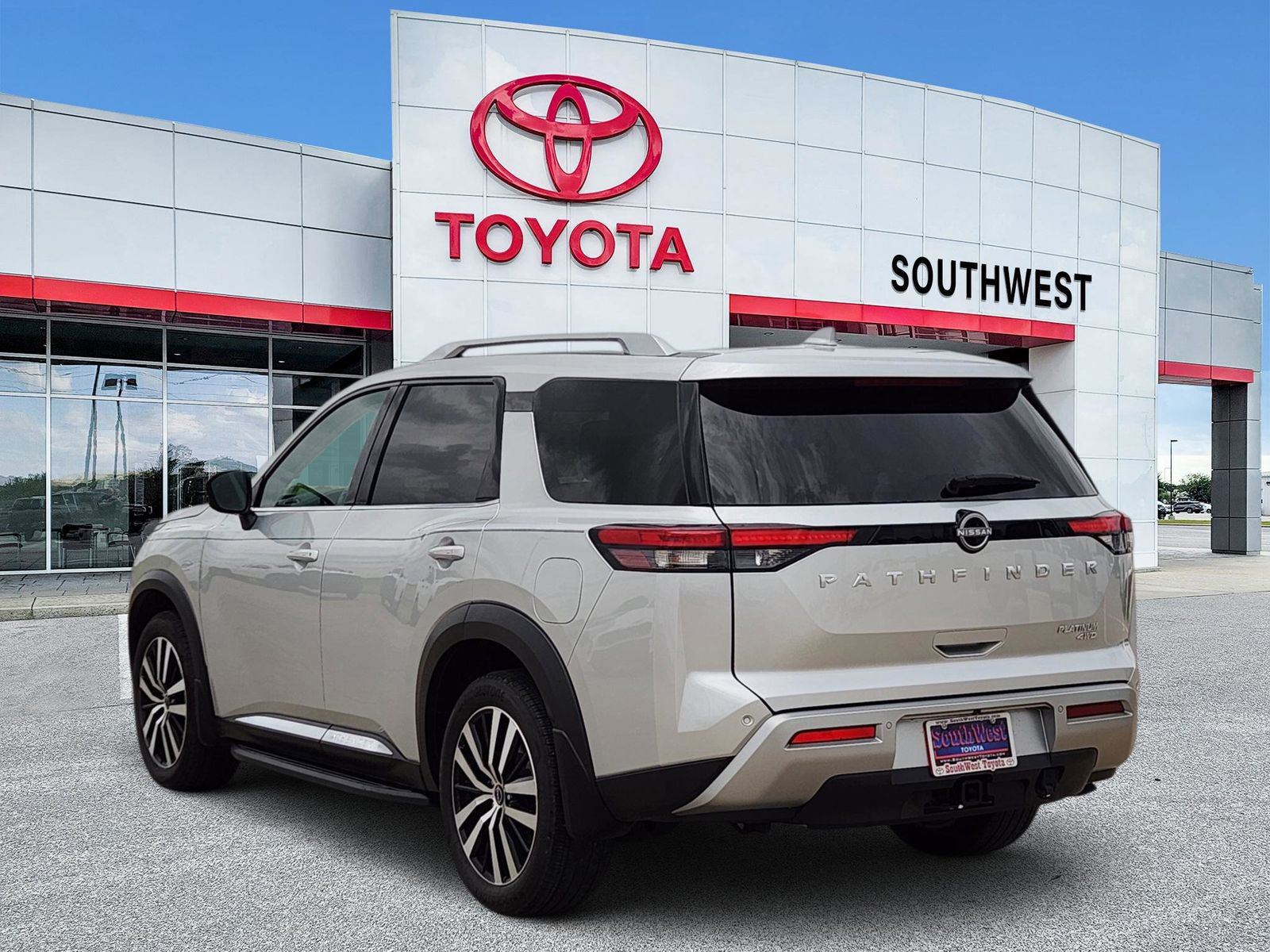 Used 2025 Nissan Pathfinder Platinum AWD/4WD image 4
