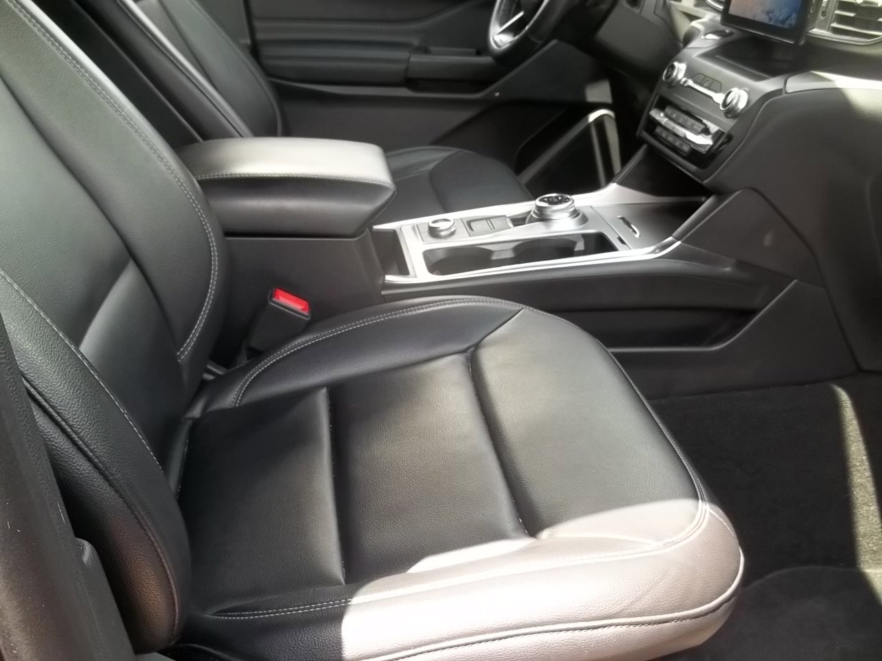 Used 2020 Ford Explorer XLT w/ Equipment Group 202A AWD/4WD image 8