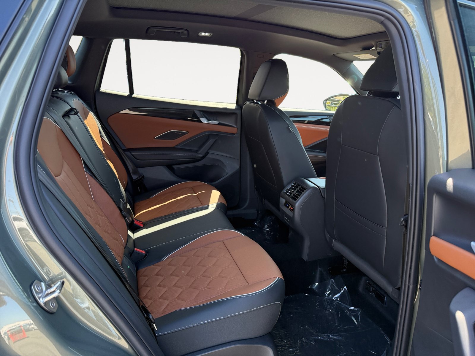 New 2026 Volkswagen Tiguan SEL R-Line AWD/4WD image 18