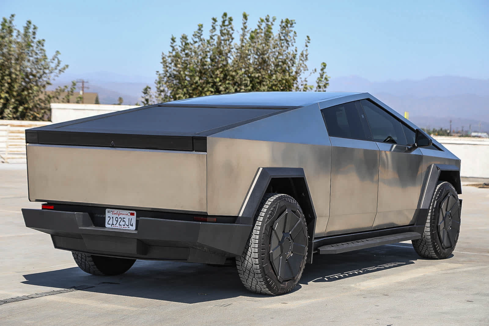 Used 2025 Tesla Cybertruck AWD Crew Cab image 5