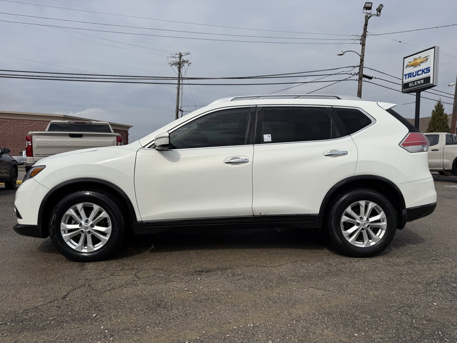 Used 2014 Nissan Rogue SV image 3