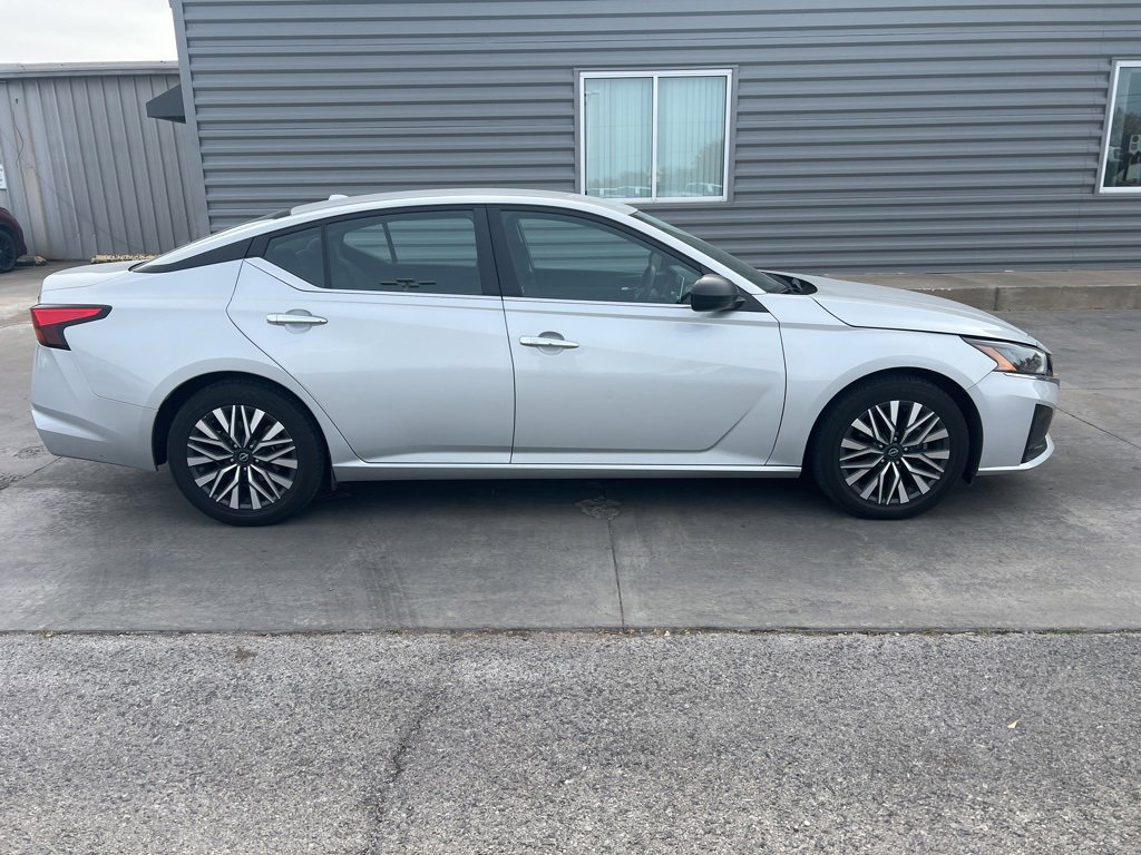 Used 2024 Nissan Altima 2.5 SV image 4