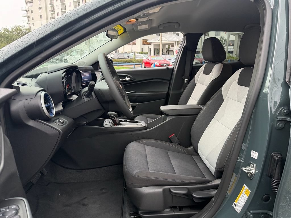 Used 2025 Chevrolet Trax LS w/ LS Convenience Package FWD image 9