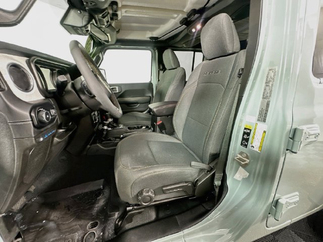 Used 2024 Jeep Wrangler Unlimited Sahara AWD/4WD image 18