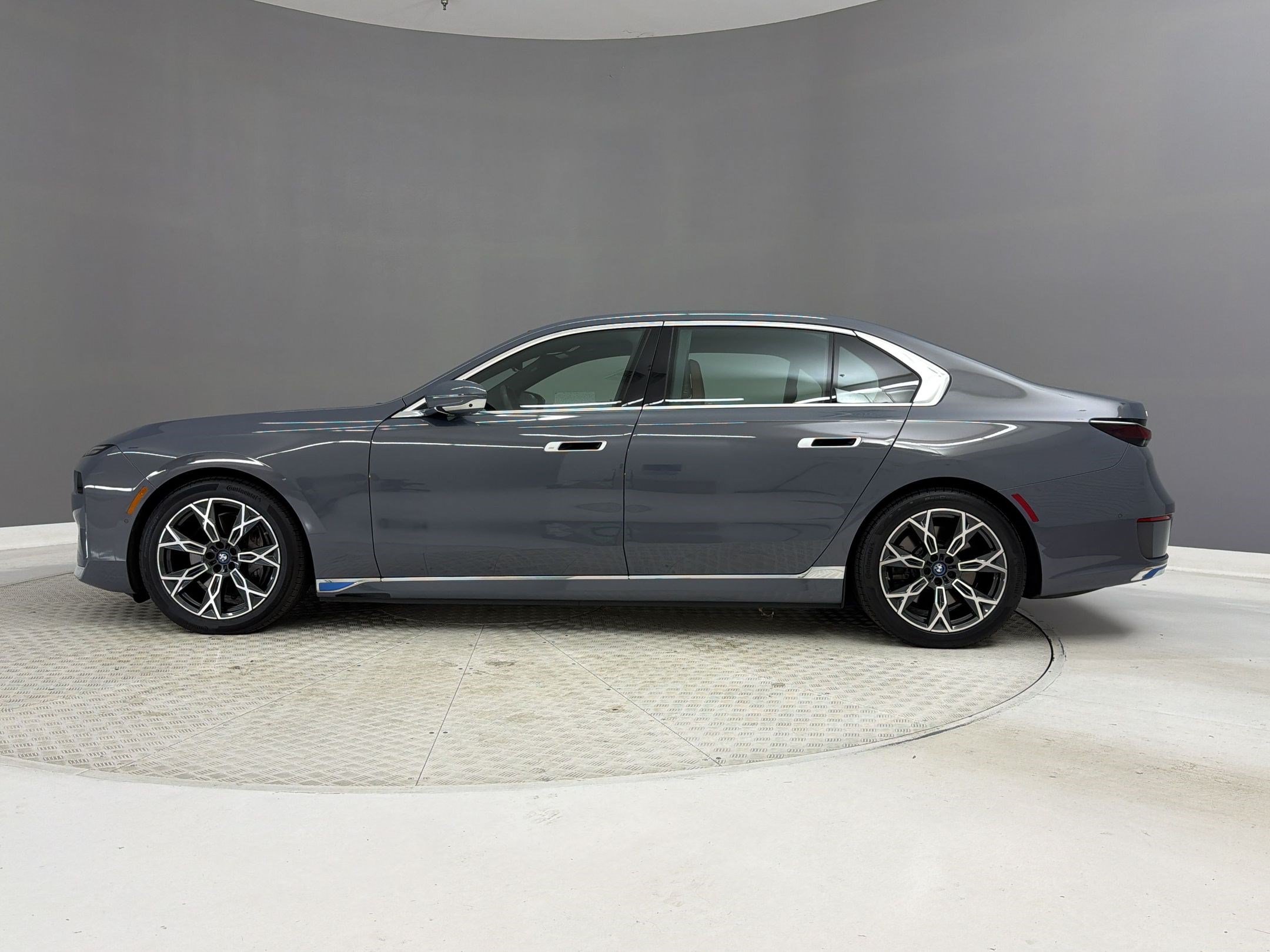 Certified 2023 BMW i7 xDrive60 AWD/4WD image 2