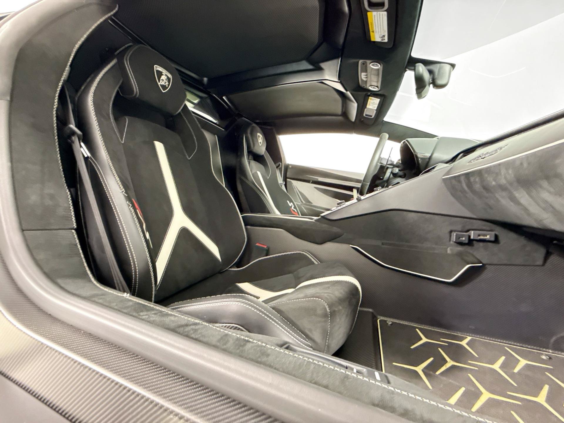 Used 2020 Lamborghini Aventador SVJ AWD/4WD image 32