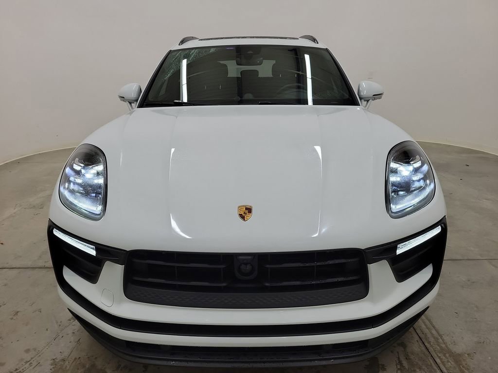 Used 2025 Porsche Macan image 2