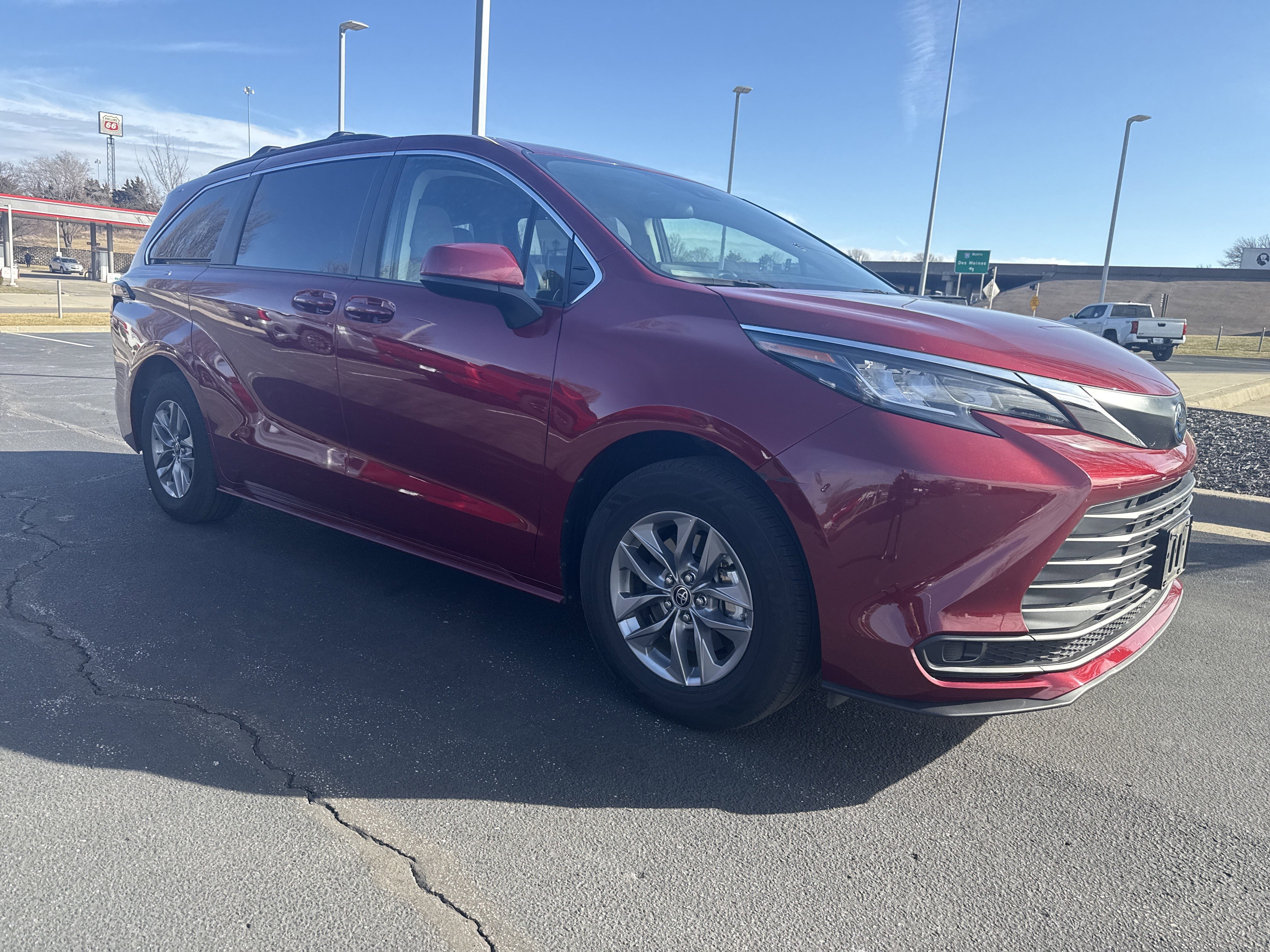 Used 2022 Toyota Sienna LE video 2