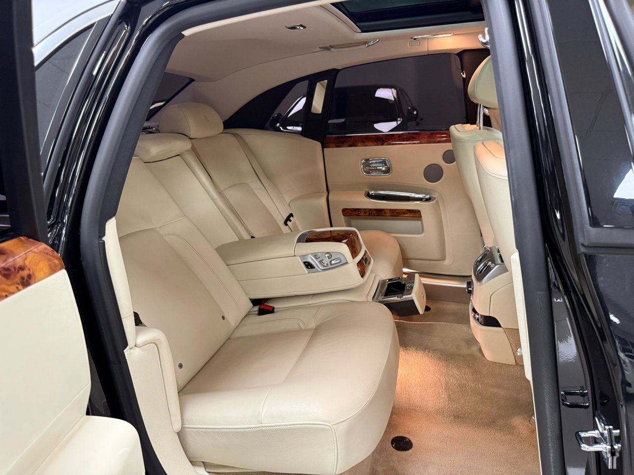 Used 2014 Rolls-Royce Ghost image 21