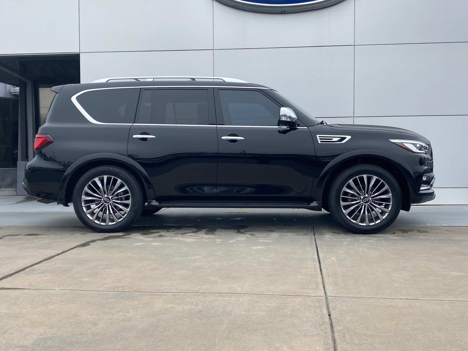 Used 2021 INFINITI QX80 Sensory w/ All-Season Package image 3