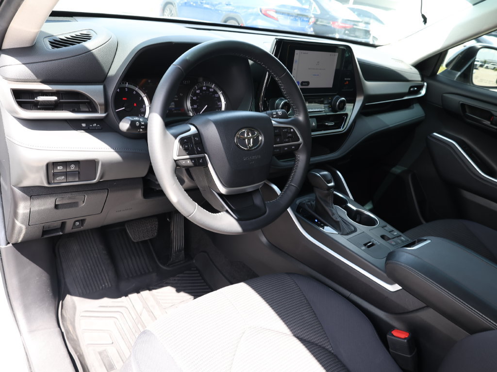 Used 2024 Toyota Highlander LE FWD image 13