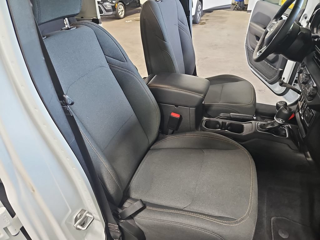 Used 2025 Jeep Wrangler Unlimited Sahara AWD/4WD image 10