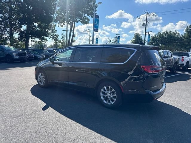 Used 2026 Chrysler Pacifica Limited FWD image 5