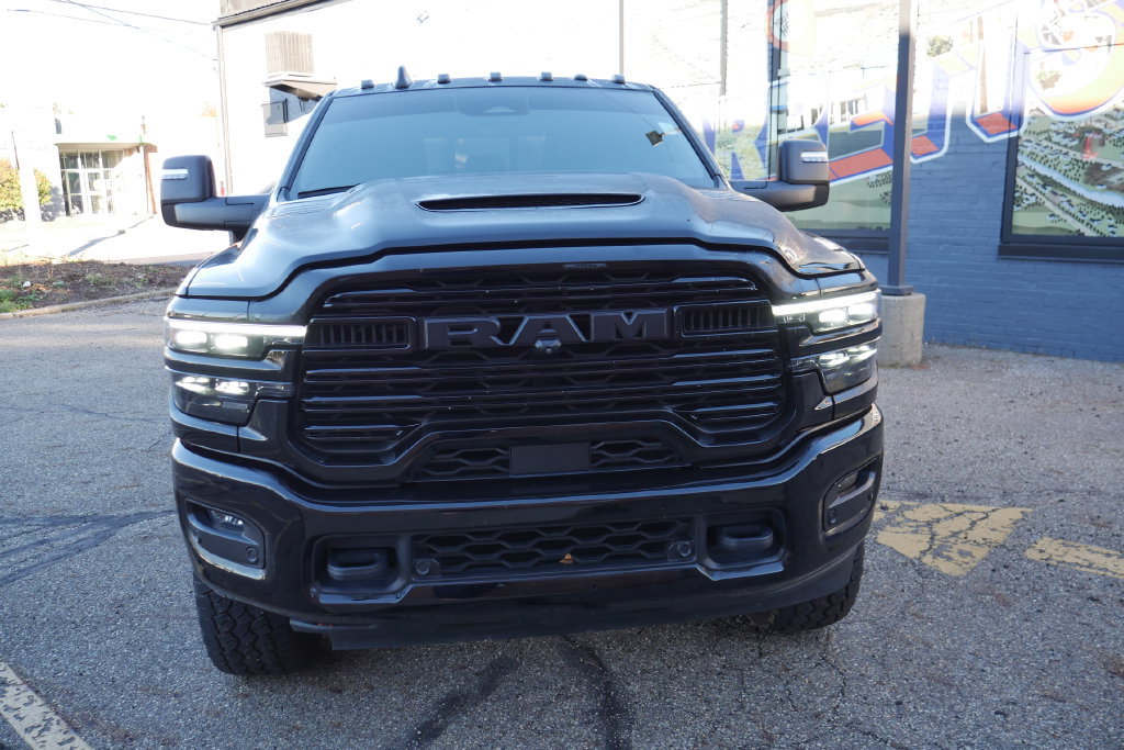 Used 2025 RAM 3500 Laramie AWD/4WD image 2